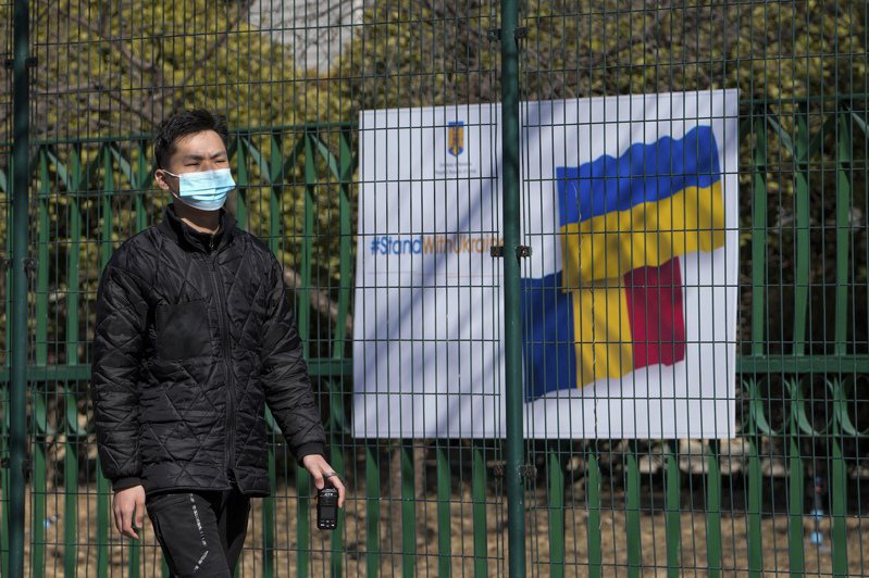 许多在乌克兰的中国民众仍在等待撤离，然而有的人妻小都是乌克兰人，也有人事业都在当地。已经在当地落地生根的中国人，正面临是否登记返国的两难。图／美联社(photo:UDN)