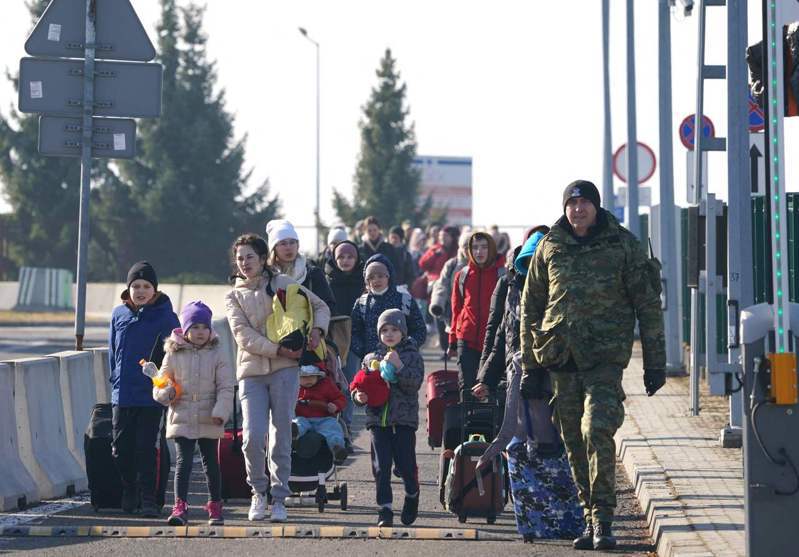 烏克蘭婦孺廿六日穿越邊界進入波蘭。（法新社）