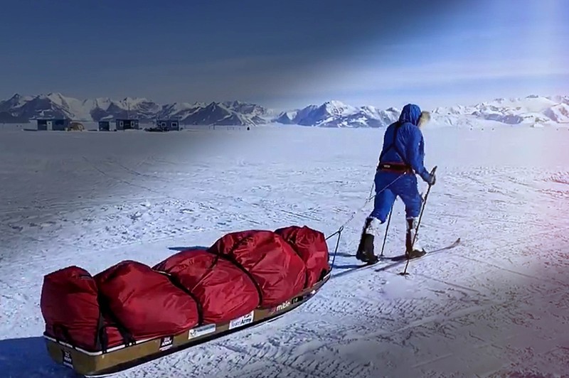 英國陸軍上尉錢迪去年底到今年初，以40天的時間在南極完成單人極地探險。圖為她在途中以雪橇拖著最重達90公斤的裝備。圖／擷自錢迪IG