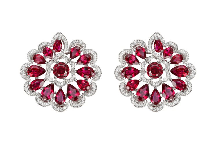 Precious Lace系列耳環，18K白金鑲嵌紅寶石與鑽石，348萬8,000元。圖／蕭邦提供
