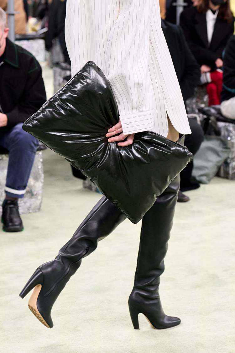 像是抱枕的皮革手拿包，以嶄新的姿態延續BV帶起的空氣包熱潮。圖／Bottega ...
