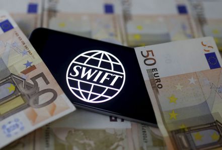 俄羅斯若因制裁被逐出SWIFT支付系統，金管會認為對市場會產生兩大影響，一是交易對手受限、或交割時間延長，二是將會以其他幣別償還債務。（路透）