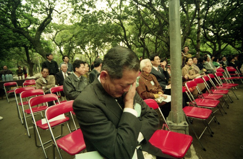 1993年2月28日中央主持興建的「二二八紀念碑」在台北市新公園動土，不少受難者家屬在感懷氣氛下頻頻拭淚，現場充滿無限追思。圖／聯合報系資料照片