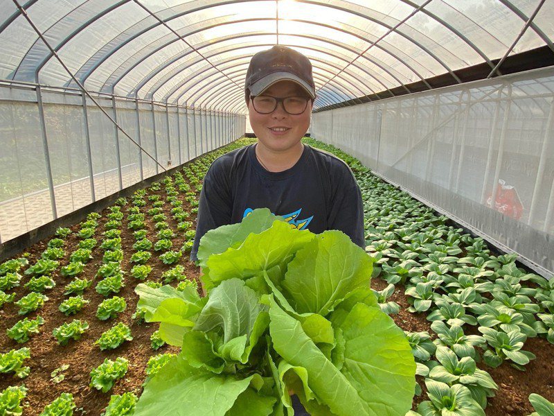 女青農陳琬婷在台北長大，後來到新北金山打造生態農園，並串連在地產業共好， 一起做地方創生。圖／陳琬婷提供