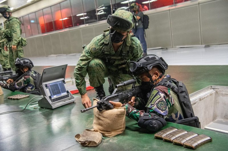新加坡與印尼軍方的聯合操演中，一名印尼士兵試用星國軍方的制式SAR-21步槍。圖／取自新加坡國防部網站