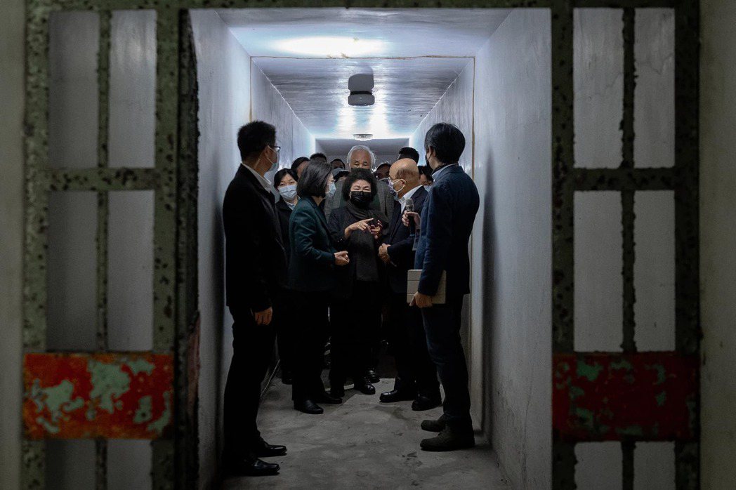 圖為蔡英文與部會首長參訪不義遺址「安康接待室」。 圖／取自蔡英文 Tsai Ing-wen臉書
