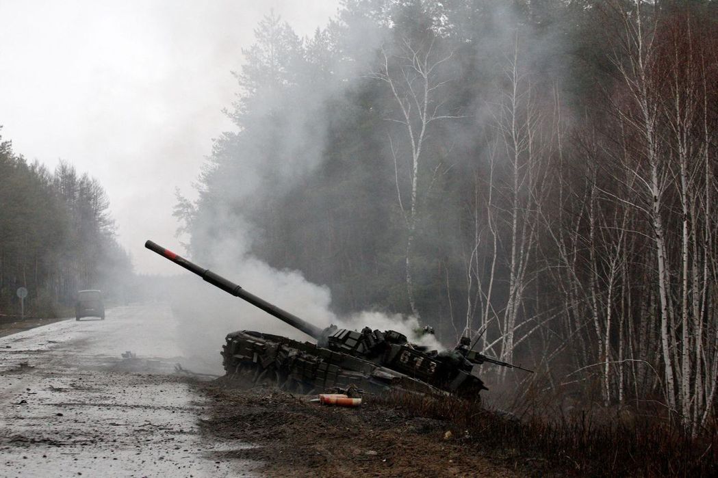 烏克蘭武裝部隊26日在烏東盧甘斯克地區破壞一輛俄軍坦克。 圖／法新社