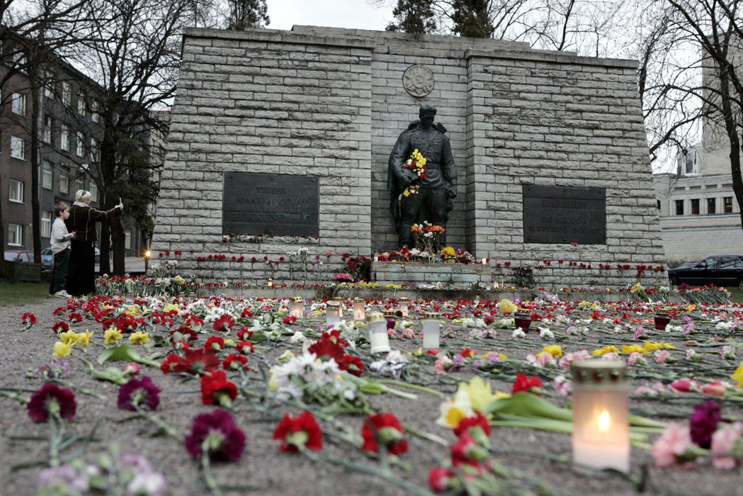 2007年，當愛沙尼亞政府決定移除一座在塔林的蘇聯紅軍雕像時，就引起俄國政府的強力反彈。圖為當時位於塔林紀念一戰的蘇聯紅軍雕像。 圖／法新社