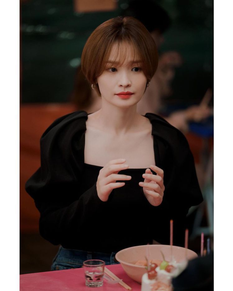田美都穿LEHA黑色絨面蓬袖上衣。圖／取自IG(攝影師Lim Hyo Seon)