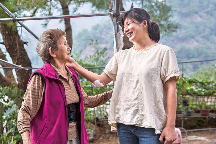 林依瑩想創造一種能讓人安心返家的照護模式。她知道，長照對於一個家庭，不僅是顧身也...