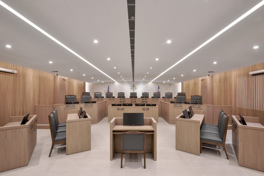 雙層法檯與45度角的檢辯席位，創造審判活動區的新互動模式。 圖／台灣設計研究院