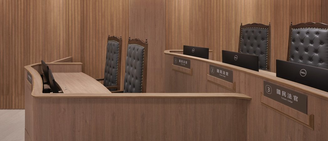 國民法官法庭雙層木作法檯，層次更分明。 圖／台灣設計研究院