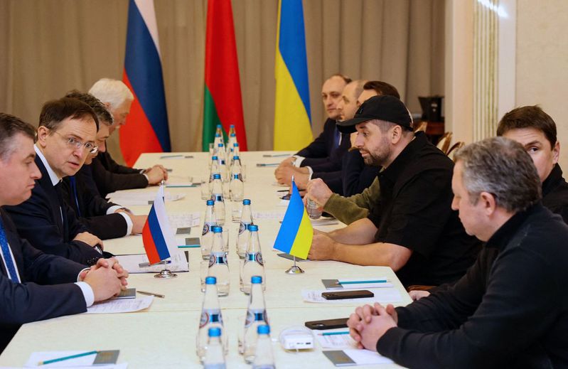 俄國代表團團長兼總統普亭顧問梅丁斯基（左二）二月廿八日與烏克蘭總統澤倫斯基顧問波多利雅科（右二）等烏國代表團成員，在白俄羅斯戈麥地區會談。（法新社）