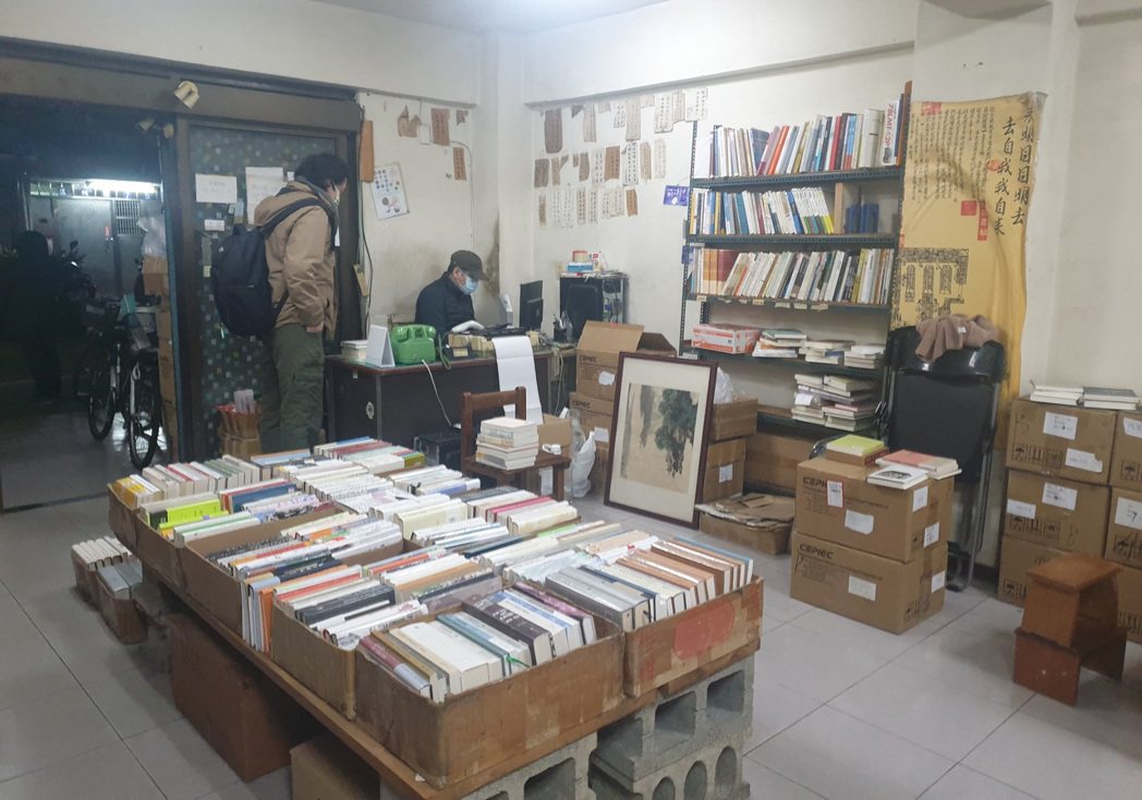 堪稱台北歷史最悠久的簡體字書店「明目書社」，是台灣第一代簡體字書店。圖／陳宛茜翻...