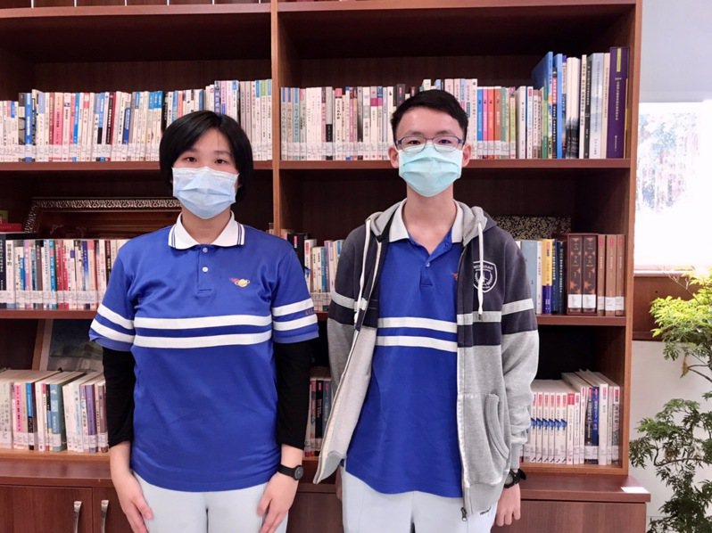 明道中學學生楊詠安(左)、康嘉慶(右)。圖／明道中學提供
