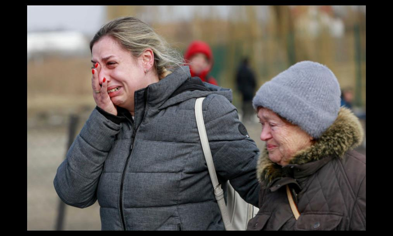 乌克兰妇女逃离战火蹂躏的家园，穿越边境抵达波兰时，忍不住悲泣。乌克兰平民运用手机和社群媒体，让一幅幅触动人心的战争实况画面呈现在世人眼前，对照俄罗斯将出兵乌克兰描绘成「维持和平」的假象，乌克兰已打赢资讯战，博得举世同意与支持。图／美联社(photo:UDN)