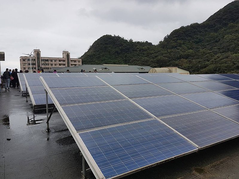 新北目前有103間學校建置太陽光電系統，容量約為11兆瓦（mw）。圖為萬里區萬里國小。圖／新北市教育局提供