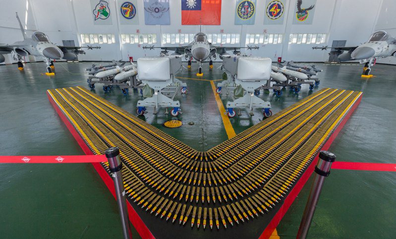 2020年蔡英文總統至澎湖慰勉空軍天駒部隊，展出的武器中就有萬劍集束彈。圖／取自總統府flickr