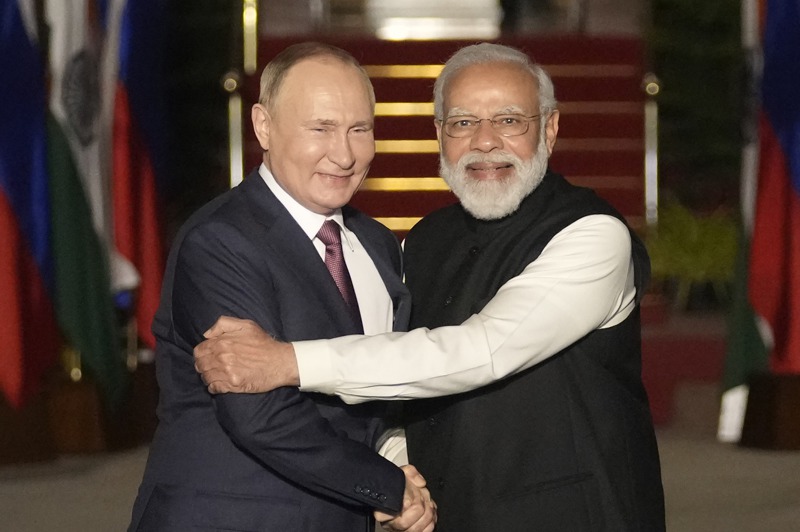 印度總理莫迪（右）在俄烏開戰當天曾跟俄國總統普亭通話，圖為莫迪去年底在新德里會見普亭。美聯社