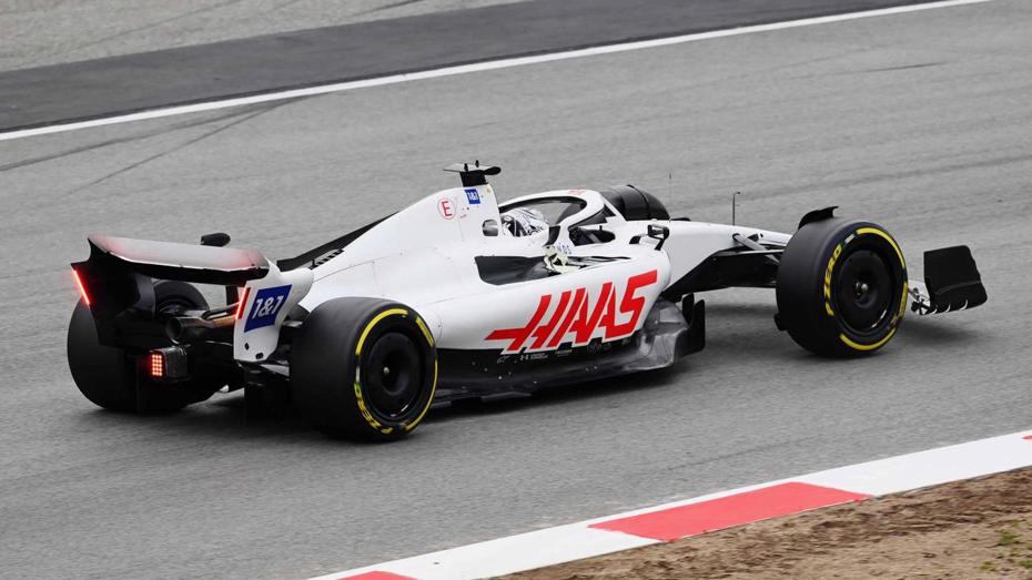 Haas F1車隊撤下賽車上的俄羅斯國旗配色以及贊助商Uralkali。 摘自Twitter：HaasF1Team