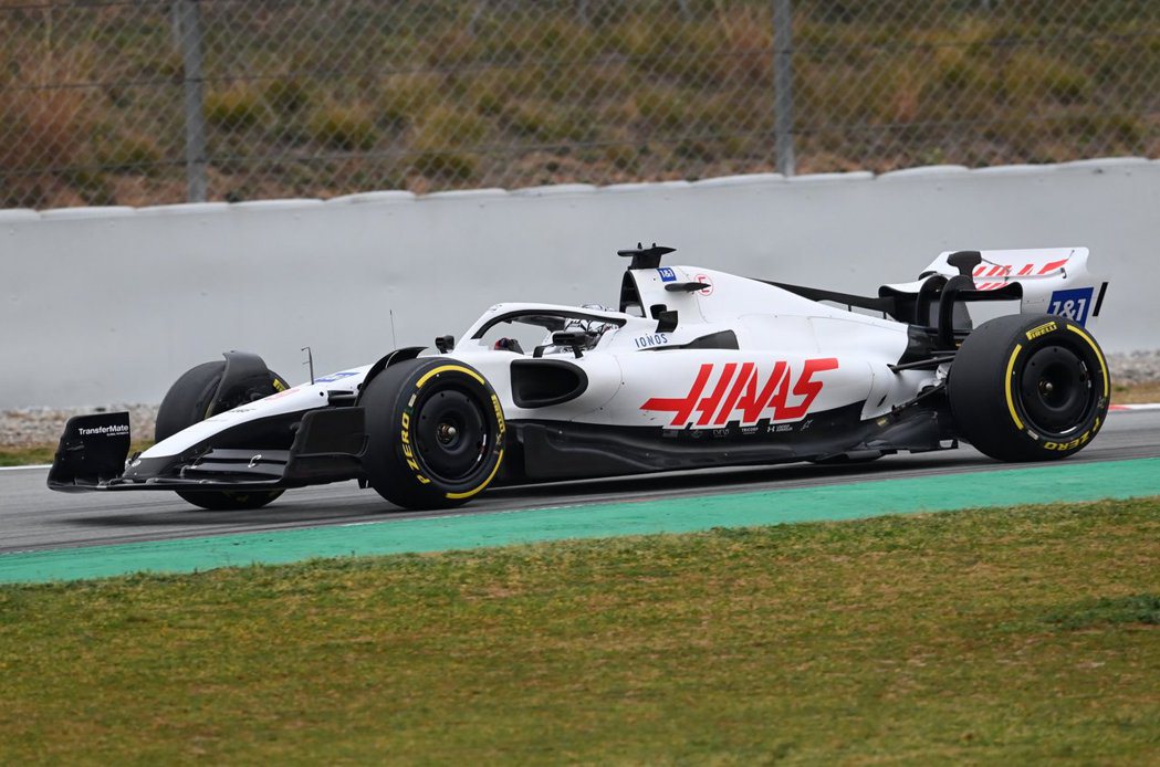Haas F1車隊撤下賽車上的俄羅斯國旗配色以及贊助商Uralkali。 摘自T...