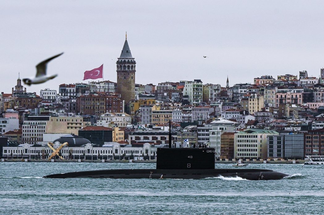 圖為2022年2月13日，博斯普魯斯海峽上的一艘俄國柴電潛艇途經伊斯坦堡，正要駛...