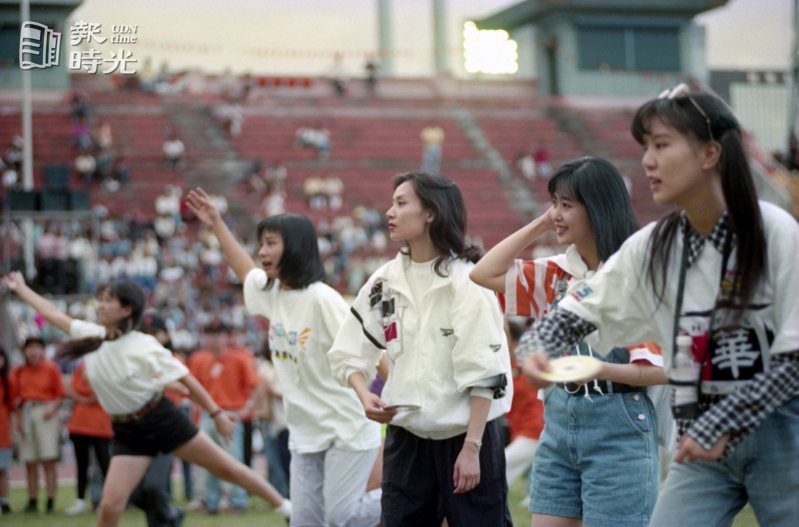 第一屆「IFPI全員熱力放送運動會」在台北市立體育場舉行，圖為擲碟比賽項目。　日期：1993/10/2．攝影：曾學仁．來源：聯合報