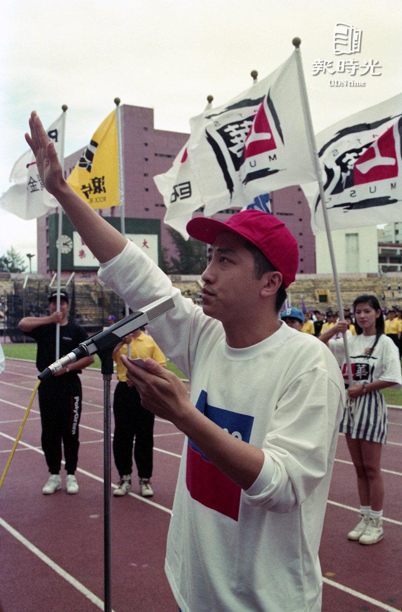 國際唱片業交流協會（簡稱IFPI）舉辦的第一屆「全員熱力放送」運動會，由歌手庾澄慶代表宣誓。　日期：1993/10/2．攝影：王忠明．來源：聯合報