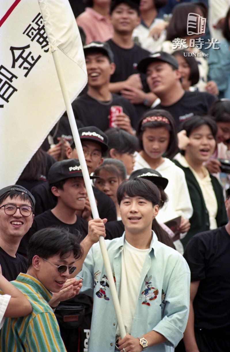 第一屆「IFPI全員熱力放送運動會」在台北市立體育場舉行，剛抵台北的黎明特別到現場為大家打氣。　日期：1993/10/2．攝影：曾學仁．來源：聯合報