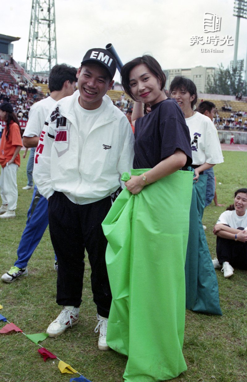 第一屆EMI藝人巫啟賢（左）、鄺美雲（右）參加「IFPI全員熱力放送運動會」。　日期：1993/10/2．攝影：曾學仁．來源：聯合報