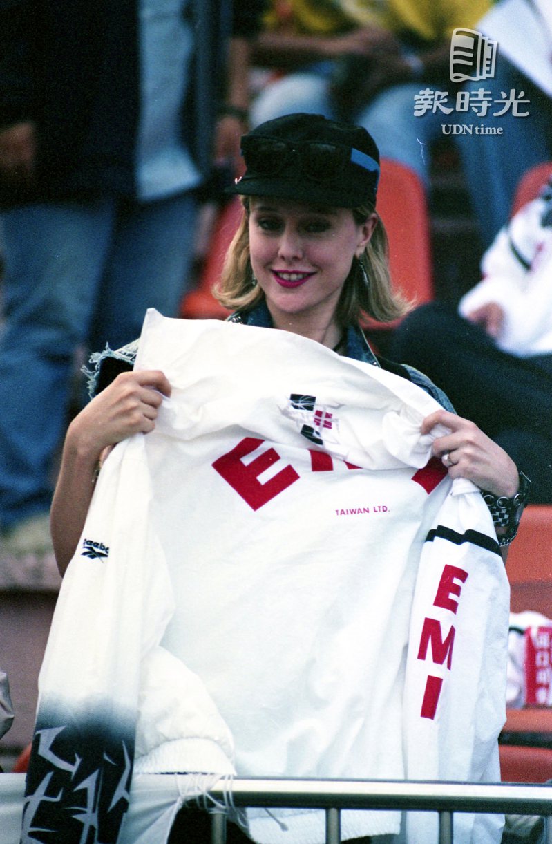 莎曼珊到「IFPI全員熱力放送運動會」為在EMI工作的未婚夫加油。　日期：1993/10/2．攝影：王忠明．來源：聯合報