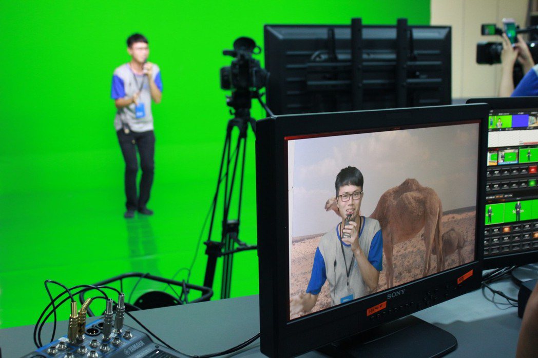 公廣系設有虛擬攝影棚，提供學生模擬KOL網紅培訓。 崑山科大/提供。