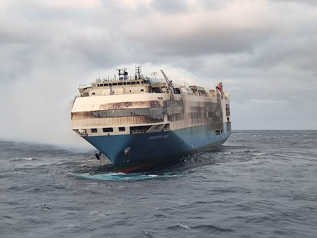 載送大約4,000輛福斯汽車但在大西洋上起火的巴拿馬籍貨輪費利西蒂艾斯號1日沈沒。歐新社