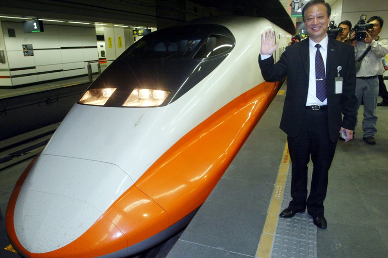 2007年3月2日高鐵台北站正式營運，執行長歐晉德（右）特別前往台北站歡送搭乘上午6點50分第一班南下列車旅客。圖／聯合報系資料照片