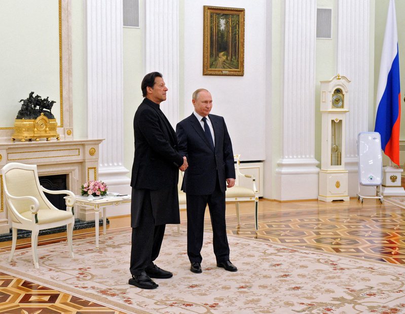 巴基斯坦总理伊姆兰（图左）2月24日在莫斯科与俄国总统普亭（图右）会面。路透(photo:UDN)