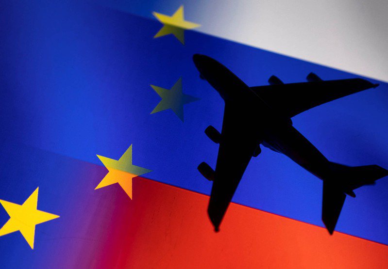 烏俄開戰，歐盟針對俄羅斯飛機實施全面禁飛令，不光影響俄籍航空自歐洲方向進出的通道，歐洲航班往返東北亞也會受阻，連帶全世界航空公司都會受影響。路透