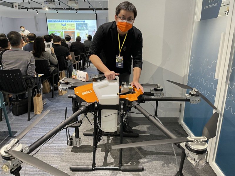 佐翼科技展示最新型的自動噴灌無人機。記者王昭月／攝影