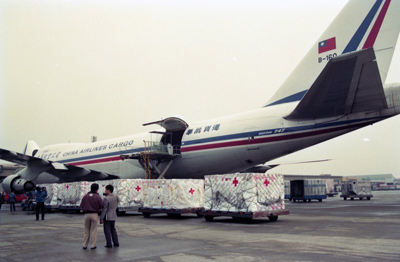 1992年4月，我國援助烏克蘭藥品等物資、直飛基輔的華航專機從桃園中正機場起飛，共裝載2422箱、重達53噸的藥品。飛機和援助物資上的國旗都清晰可見。圖／聯合報系資料照片