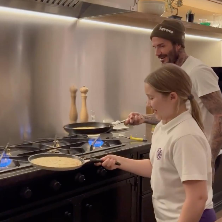 貝克漢和女兒哈潑挑戰單手為鬆餅翻面的樂趣，互動溫馨可愛。圖／摘自IG