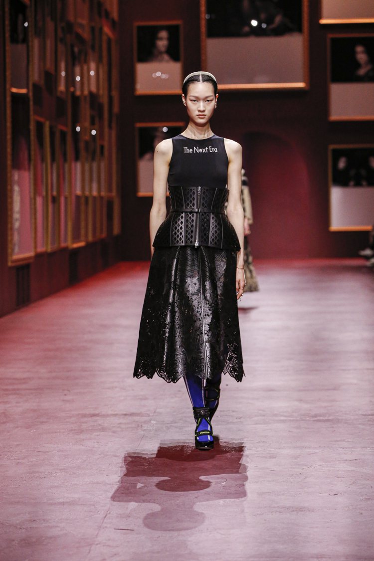 經典包鞋以全新樣貌登場，刺繡結合科技布料表現足踝細節的女人味。圖／Dior提供