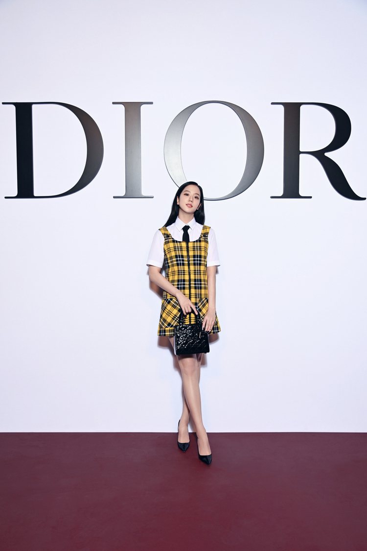 品牌代言人韓團BLACKPINK的Jisoo也飛往巴黎觀賞大秀。圖／Dior提供