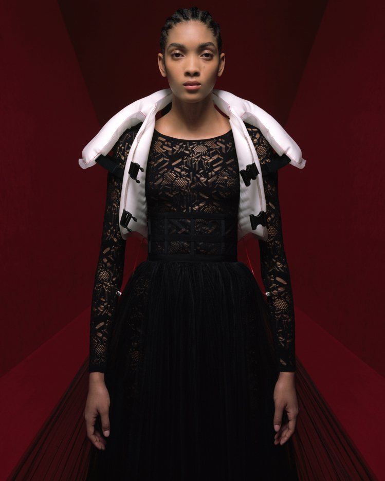 D-Air系列護具是2022秋季Dior女裝亮眼的小配件。圖／Dior提供