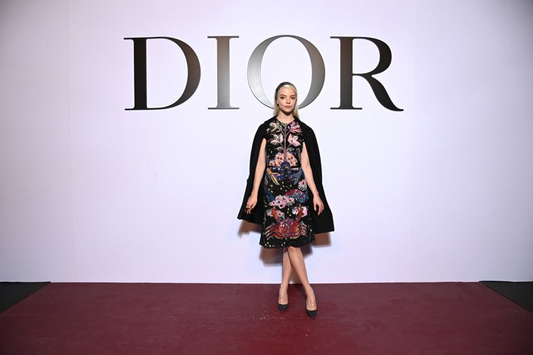 品牌代言人安雅泰勒喬伊出席Dior於巴黎杜樂麗花園廣場發表的2022秋冬女裝系列...