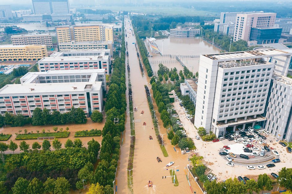 河南鄭州發布房市19條措施，放寬購屋限貸。圖為去年7月鄭州水災情景。（新華社）