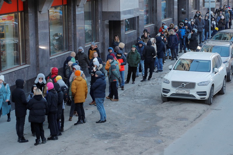 民眾2月27日在俄國聖彼得堡大排長龍領錢。路透