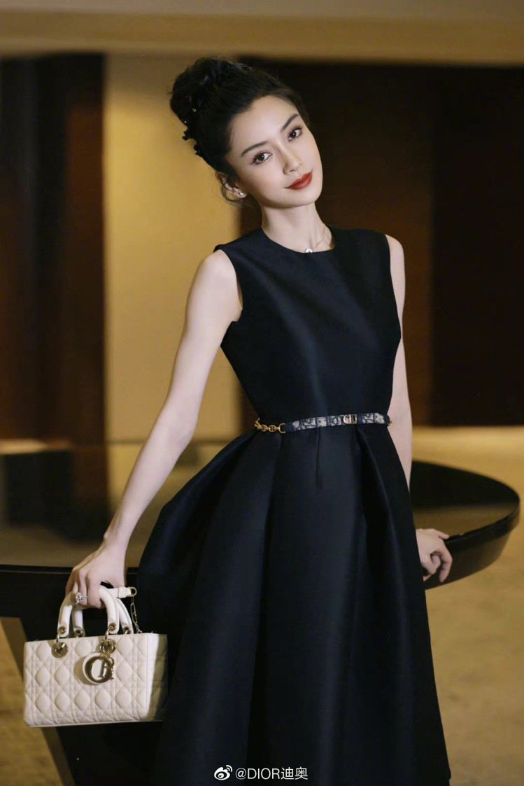 Angelababy身穿春夏黑色小洋裝，展現如同奧黛麗赫本造型的優雅。圖／取自微...