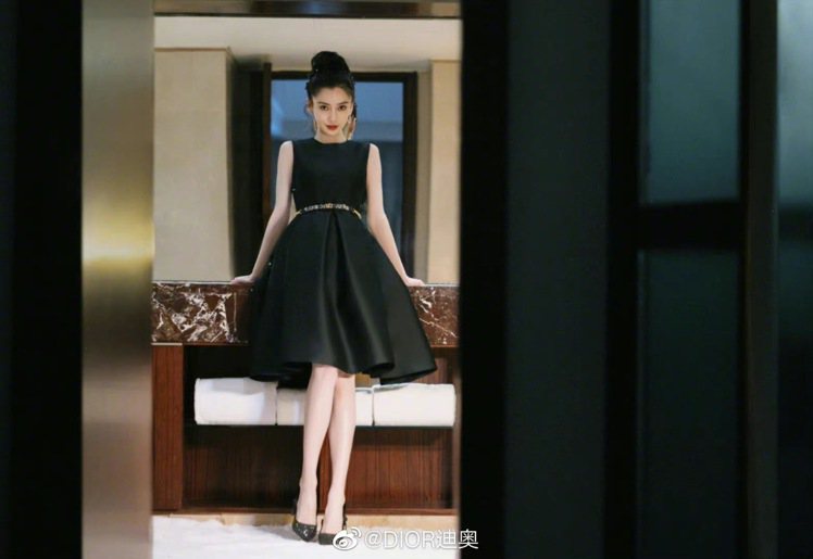 Angelababy身穿春夏黑色小洋裝，露出超瘦鉛筆腿。圖／取自微博