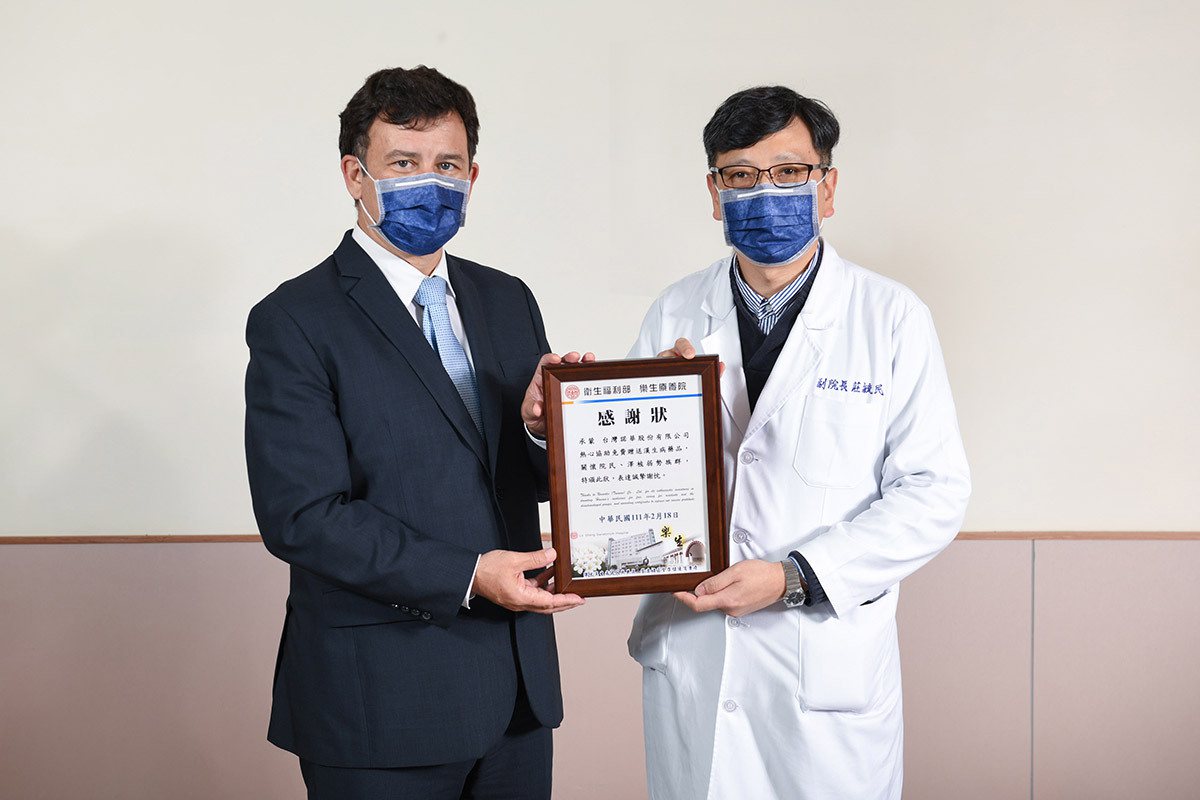 衛生福利部樂生療養院副院長莊毓民(右)，感謝諾華藥廠總裁華格納(左)捐贈漢生病藥品，讓病友能即時獲得治療。<br />圖/諾華藥廠提供