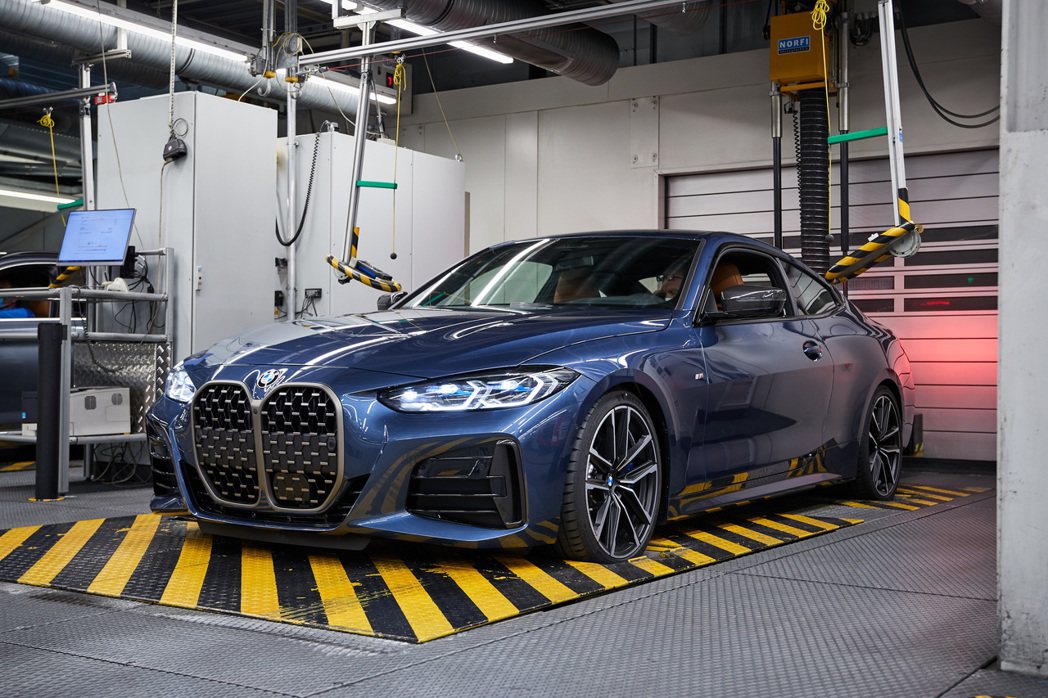 BMW目前除了因供應鏈受擾而中斷歐洲廠區的生產作業外，同時也加入了國際車廠制裁俄...