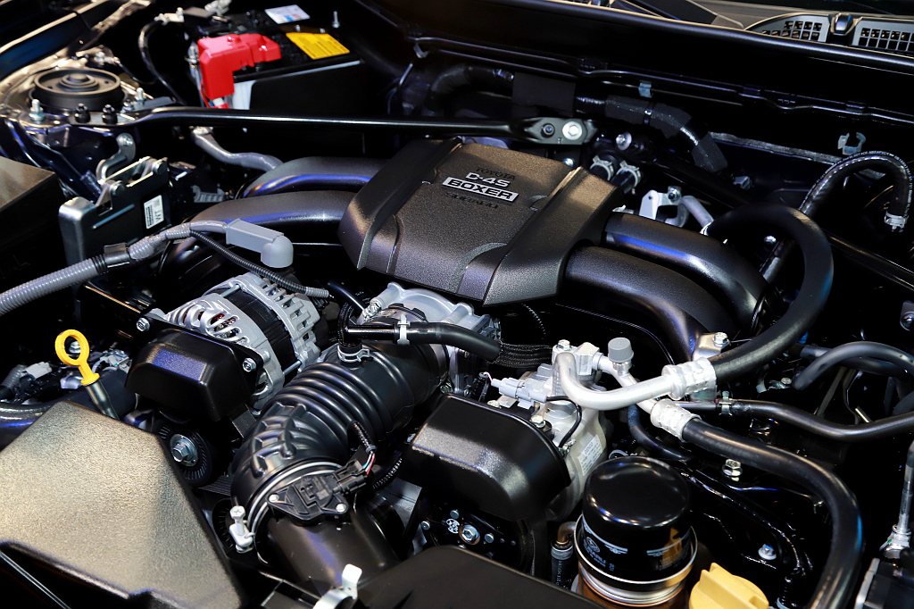 第二代Subaru BRZ搭載2.4L D-4S水平對臥四缸自然進氣引擎，可輸出...